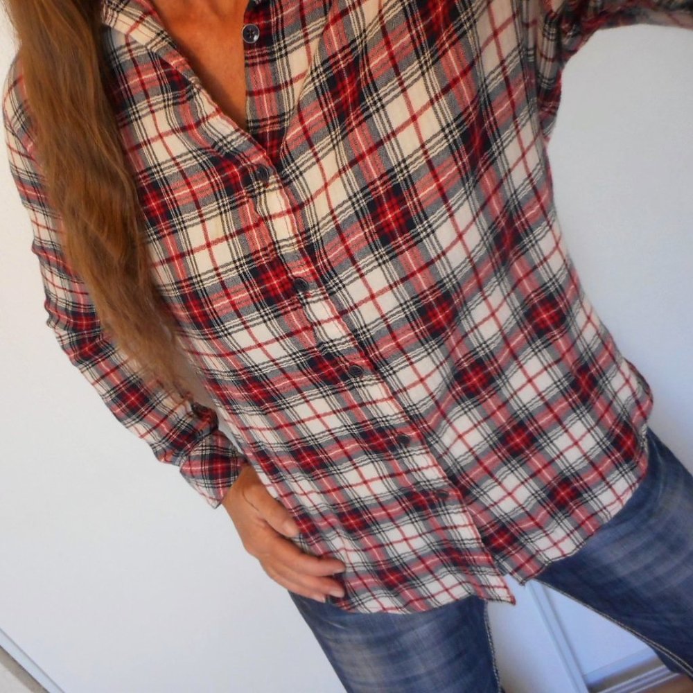 SEVEN7 Top Size Medium Plaid Long Sleeve Button Down Shirt